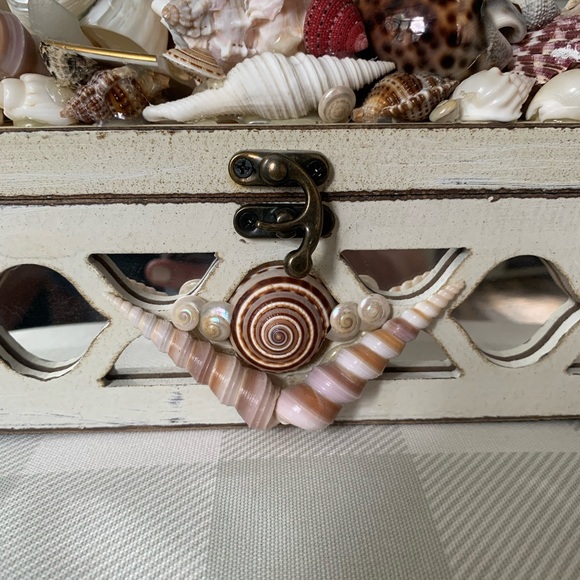 Seashell wooden box with shells and china encrusted on wooden decorative… - Picture 3 of 16